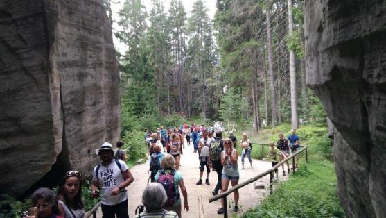 Nápor turistů zkomplikoval dopravu v okolí Adršpašsko-teplických skal