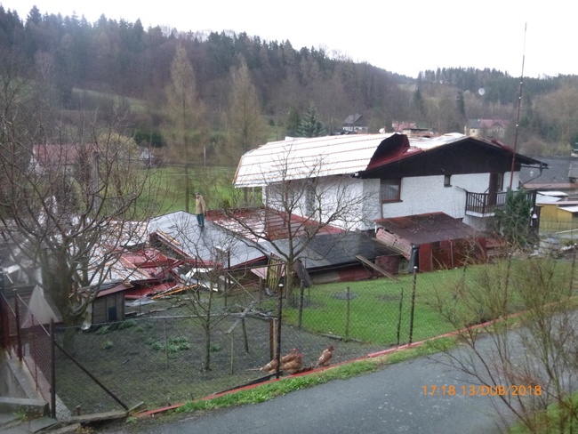 V Teplicích nad Metují strhl vítr střechu rodinného domu