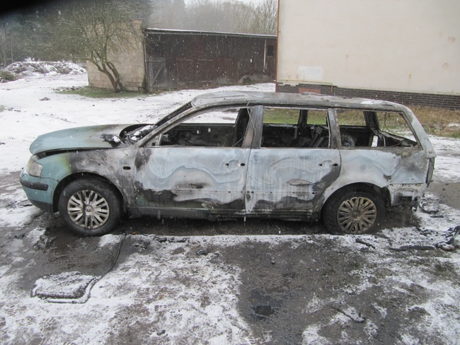 V Hronově shořel osobní automobil