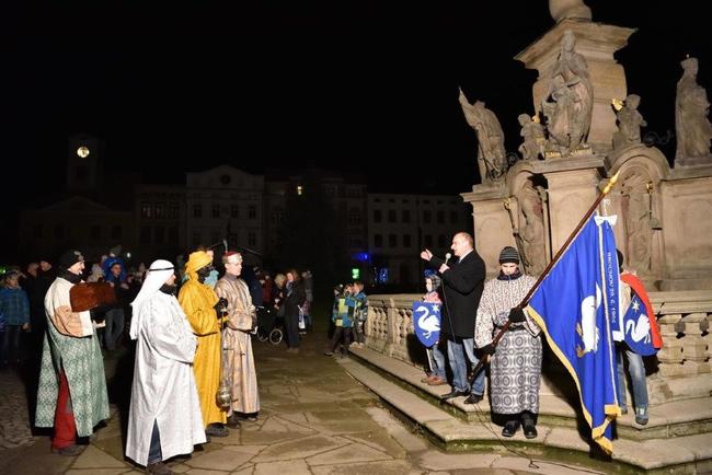 S Vánocemi se Broumov rozloučil tříkrálovým průvodem
