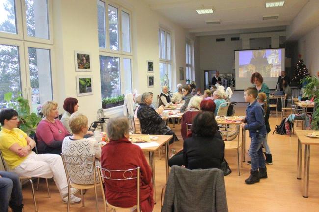 Vánoční besídka v Nemocnici Broumov spojená s vernisáží fotografií Libora Dadáka