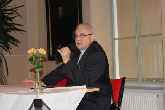 V Broumově debatoval kardinál Miloslav Vlk, Alexandr Vondra či Jiří Payne