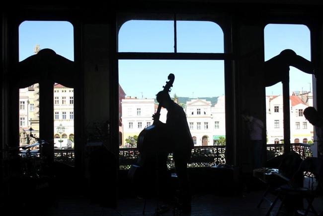 Stovky lidí si přišly prohlédnout otevřenou budovu Café Herzog