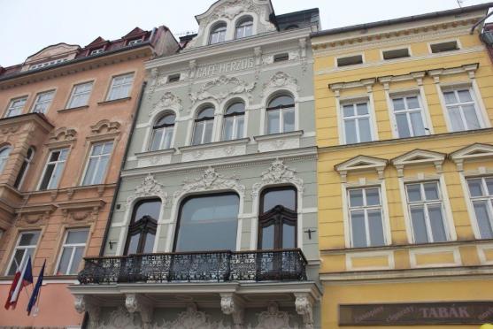 Do Café Herzog se přestěhuje finanční úřad. Výstavní síň zahájí provoz výstavou fotografií Horsta Bauera