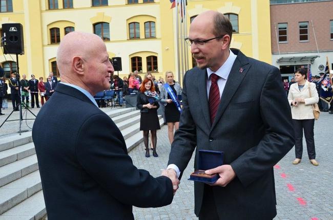Den kraje představil a ocenil výjimečné osobnosti i zasloužilé příslušníky záchranných složek. Pamětní medaile hejtmana převzali i osobnosti z Broumovska 