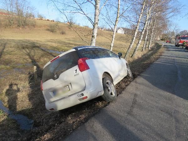 Traktorista zřejmě vytlačil auto do příkopu a ujel