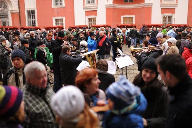 Adventní trh zaplnil areál broumovského kláštera stovkami lidí