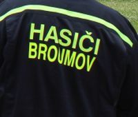 Broumovští profesionální hasiči pomocí defibrilátoru zachránili život staršímu muži