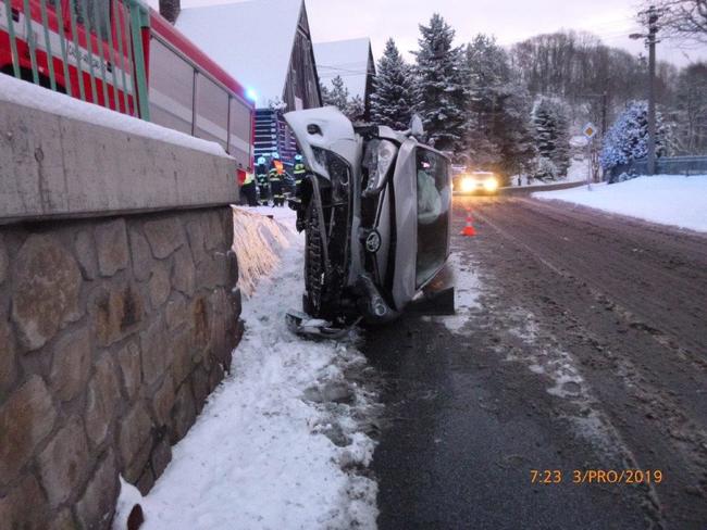 První sníh způsobil potíže motoristům