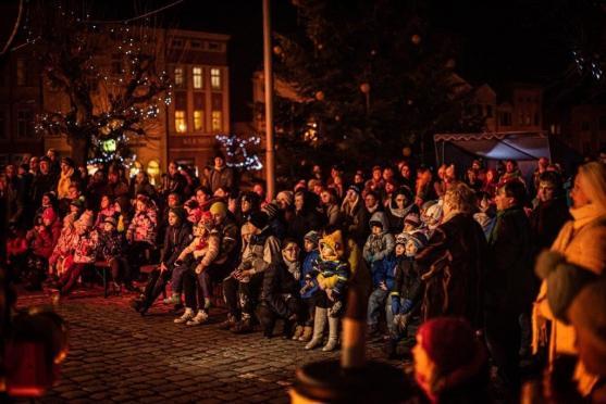 Na broumovském náměstí od neděle září vánoční strom