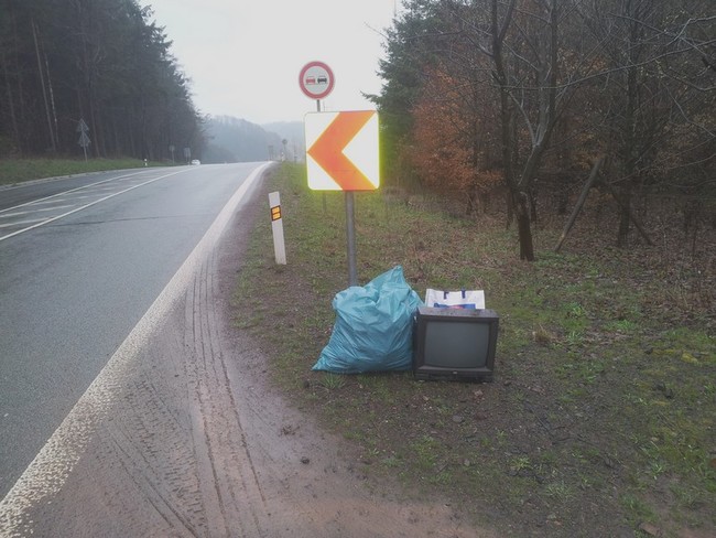 Skauti opět uklízeli podél silnice směrem na Pasa