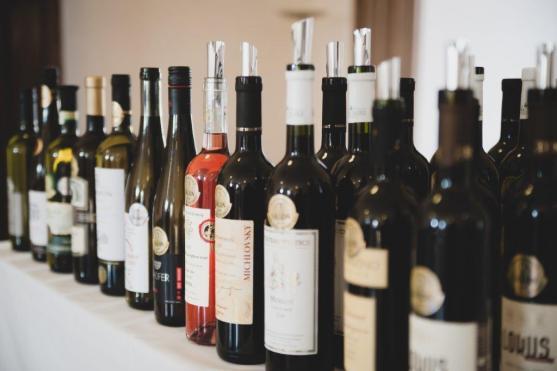 Dobročinnost a skvělé víno – všeho bylo v broumovském klášteře dosti…