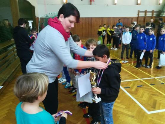 Starší přípravka Slovanu Broumov ukořistila na turnaji ve Vamberku tři poháry 