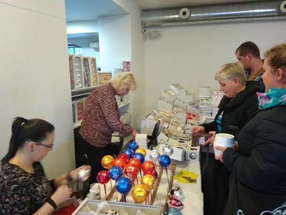 Adventní jarmark v Meziměstí se konal v teple sálu Centra Walzel