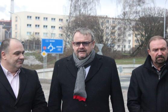 Nový kruhový objezd urychlí průjezd městem. Při slavnostním otevření se všichni shodli, že Náchod obchvat města potřebuje
