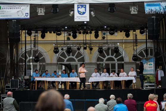 Soutěž českých a polských týmů zahájila sobotní program Broumovské pouti. Vyhrál domácí tým