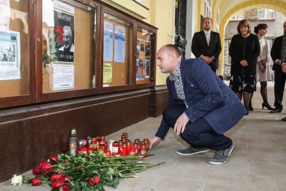 Hold Karlu Gottovi vzdaly také finalistky soutěže Batist Nej sestřička