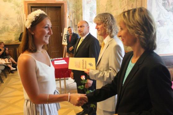 Absolventi Gymnázia Broumov převzali maturitní vysvědčení