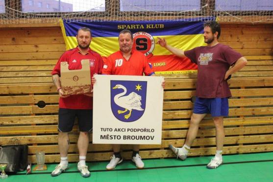 Nohejbalový turnaj Spartaklubu Broumov se hrál v hale už podruhé. Putovní pohár zamířil opět do Police nad Metují