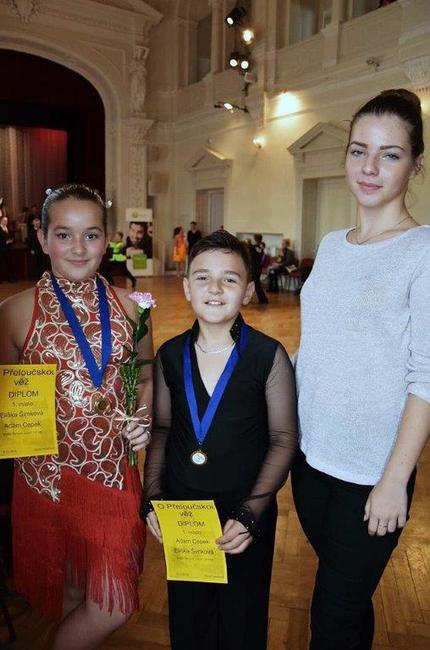Taneční pár Adam Cepek a Eliška Šimková přivezl čtyři medaile z Přelouče