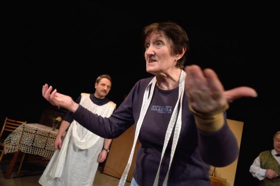 Divadelní soubor Divadlo Broumov sklidil ovace za premiéru francouzské komedie "Mátový nebo citron?"