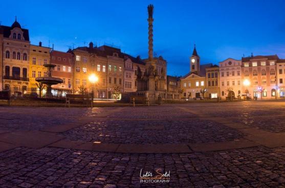 Noční Broumov na fotografiích Lukáše Sokola