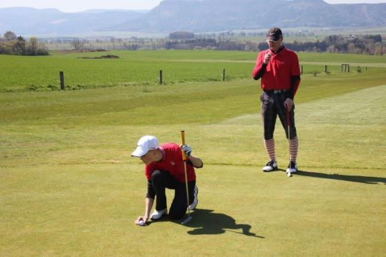 Golfisté z Grosshofu vybrali přes tři tisíce korun na broumovský psí útulek