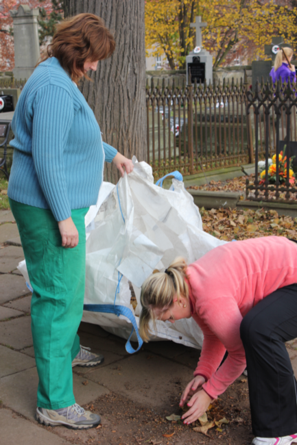 Dobrovolníci uklízeli v klášteře a hřbitovním kostelíku 