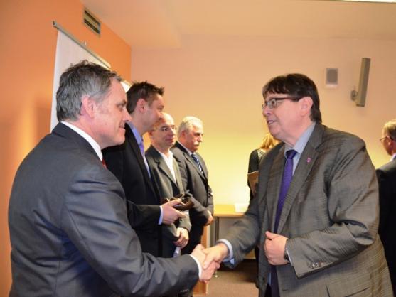 Veba převzala ocenění Firma škole 