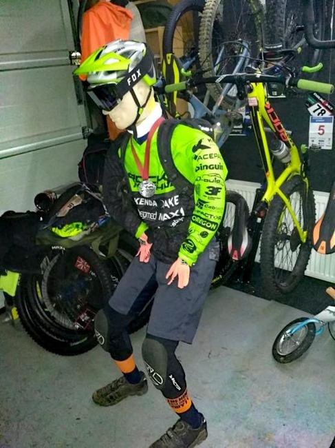 "Enduro démon" a Mistr ČR vyprodal sál v Pellyho domech v Polici nad Metují