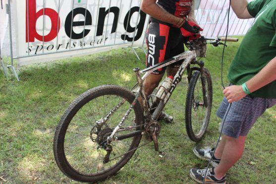 MTB TRILOGY: Po prologu a 1. etapě vede Hruška, druhý Vokrouhlík jel závěr etapy bez sedla