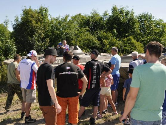 Matějovský si během testování v Josefově vyzkoušel i vojenskou techniku