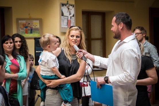 Mladí parkouristé - freeruneři z polického Sokola na promo akci v Poslanecké sněmovně