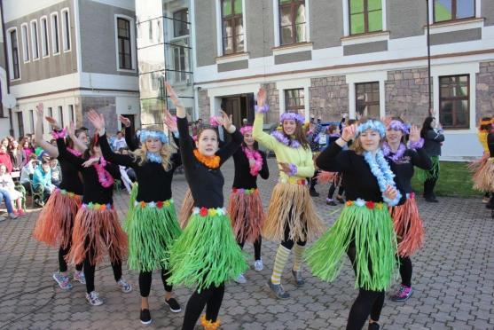 Vzpomínky jim nikdo nevezme. Studenti gymnázia se rozloučili se školou a spolužáky