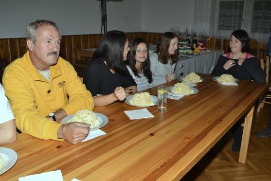 Ve Vernéřovicích spořádali 42 kilogramů bramborového salátu a k tomu sto řízků