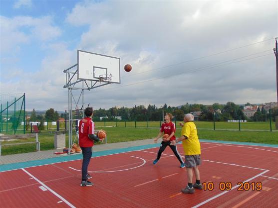 Senioři v Broumově si rádi hrají! První ročník sportovní olympiády jim rozproudil krev v žilách