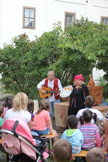 Loutkové představení O kohoutkovi a slepičce se hrálo premiérově v Růžovém dvoře
