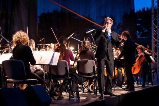 Hvězdy z PSO se snesly do klášterní zahrady. Vznikla tak neopakovatelná tradice venkovních charitativních koncertů 