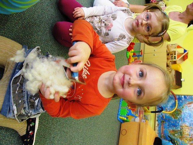 Děti vyzkoušely, jak se zpracovává len a bavlna