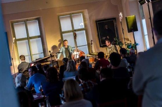ArtCafé přivítalo v broumovském klášteře nové Trio Roberta Balzara 
