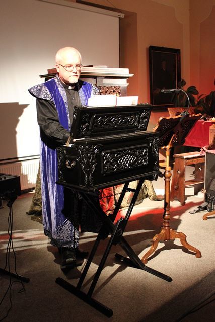 Farář Jaroslav Konečný překvapil originálními hudebními nástroji 