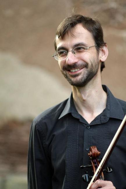 V Heřmánkovicích lidé tleskali hudbě a obdivovali opravené okolí kostela