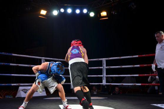 Fotogalerie a video z vítězného boxerského utkání Jakuba Šudy v pražském Hotelu Hilton