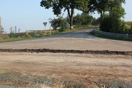 Jetřichovská křižovatka. Příští týden se položí asfalt a od 1. září objížďka končí