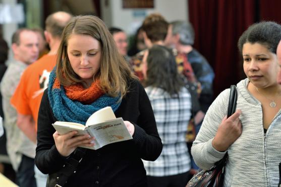 Karel Plíhal. Folková hvězda navštívila broumovské divadlo 