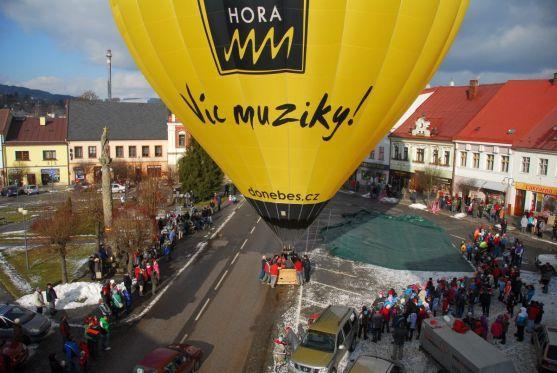 Odlet balónu z Police nad Metují odstartoval projekt 100 startů z českých měst