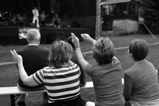 Koncert českého Elvise v klášterní zahradě. Spokojenost na pódiu i pod ním 