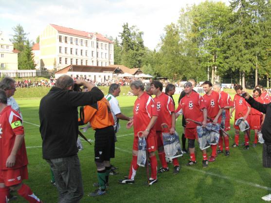 Antonín Panenka a tým jeho spoluhráčů z Bohemians Praha potěšili fotbalové fanoušky v Teplicích nad Metují