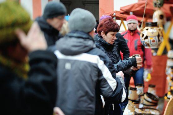 Na Adventním trhu v broumovském klášteře bylo kolem 30 stánků a spousta návštěvníků