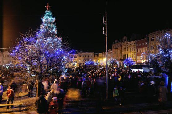 Na broumovském náměstí se včera večer rozsvítil městský vánoční strom
